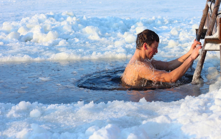 Купание в ледяной воде..